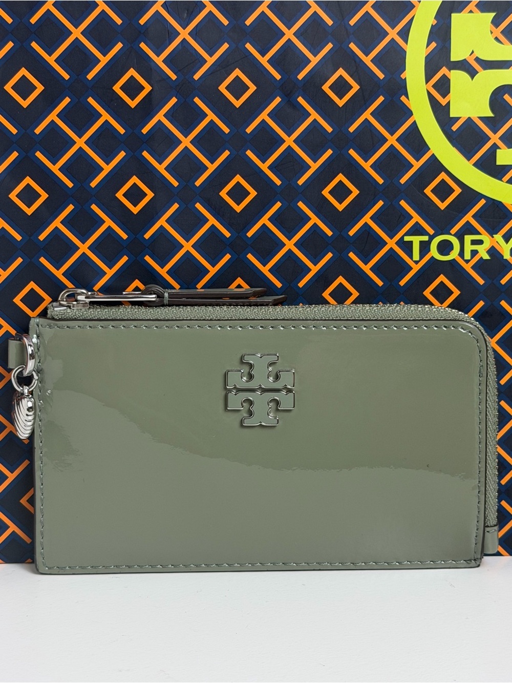 NWT Tory Burch Britten Patent Charms Zip Card Case
